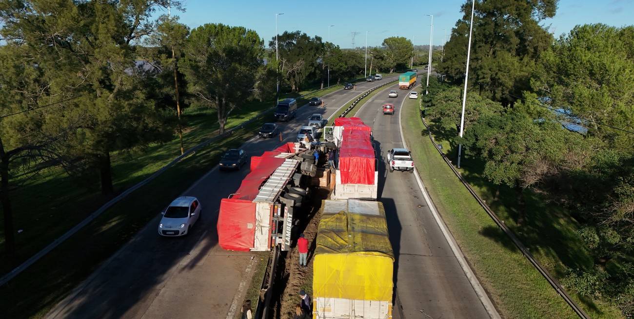 Un camión volcó sobre la avenida de la Constitución y se redujo el tránsito