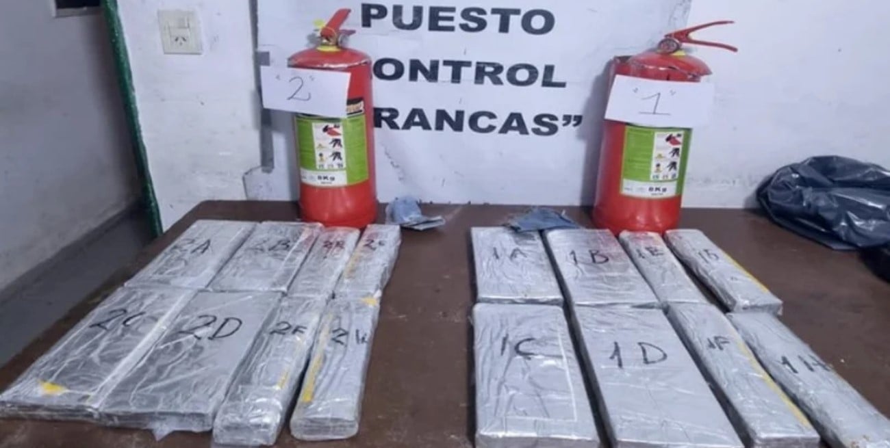 Llevaba cocaína escondida en matafuegos y lo detuvieron en un control 
