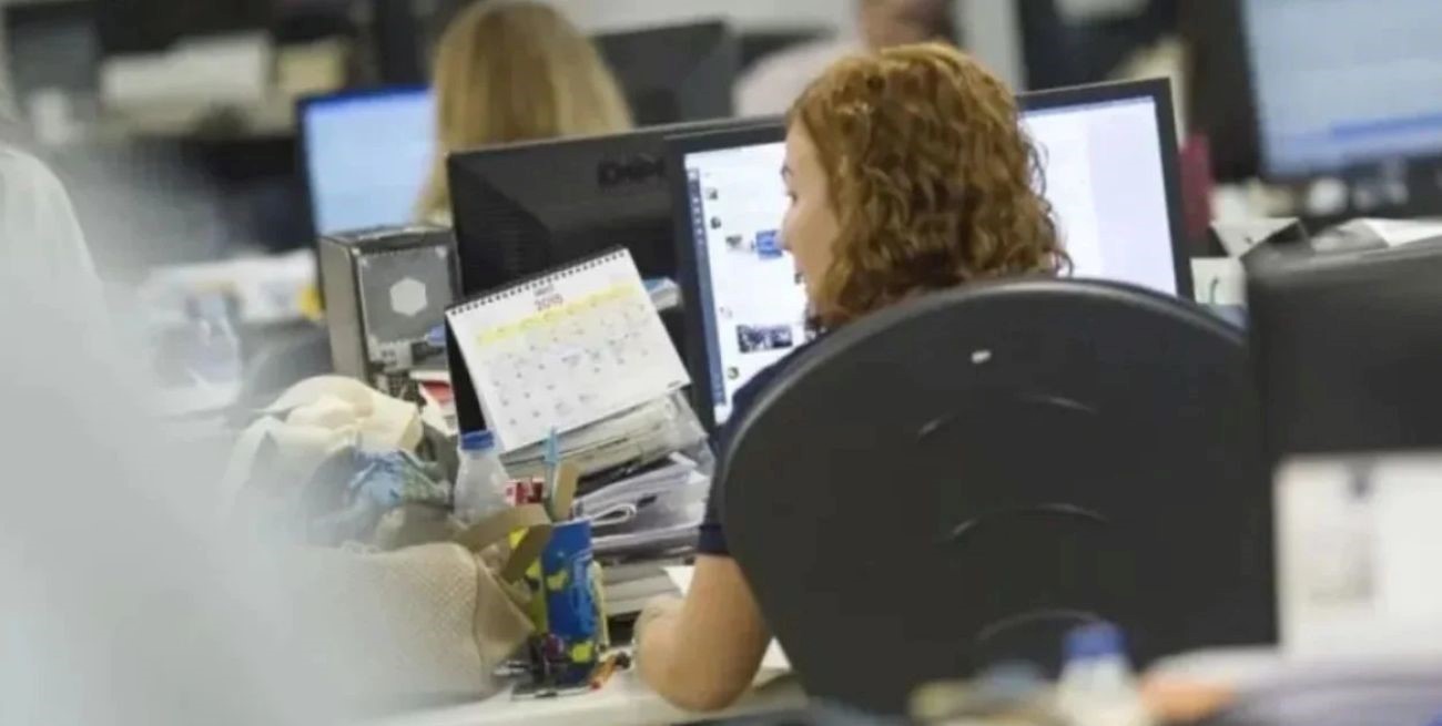 El empleo público cayó por sexto mes consecutivo y ya se perdieron más de 11.000 puestos