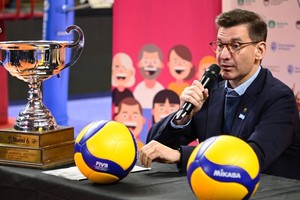 Santa Fe, capital del deporte. Daniel Di Lena, Vicepresidente Ejecutivo de la Caja de Asistencia Social, presentando la Copa "Quini 6" Lotería de Santa Fe, que puso en juego con el vóley de Argentina-República Checa en Rosario y este domingo con "Las Panteras"-Alemania en el Ángel Malvicino. Crédito: Marcelo Manera