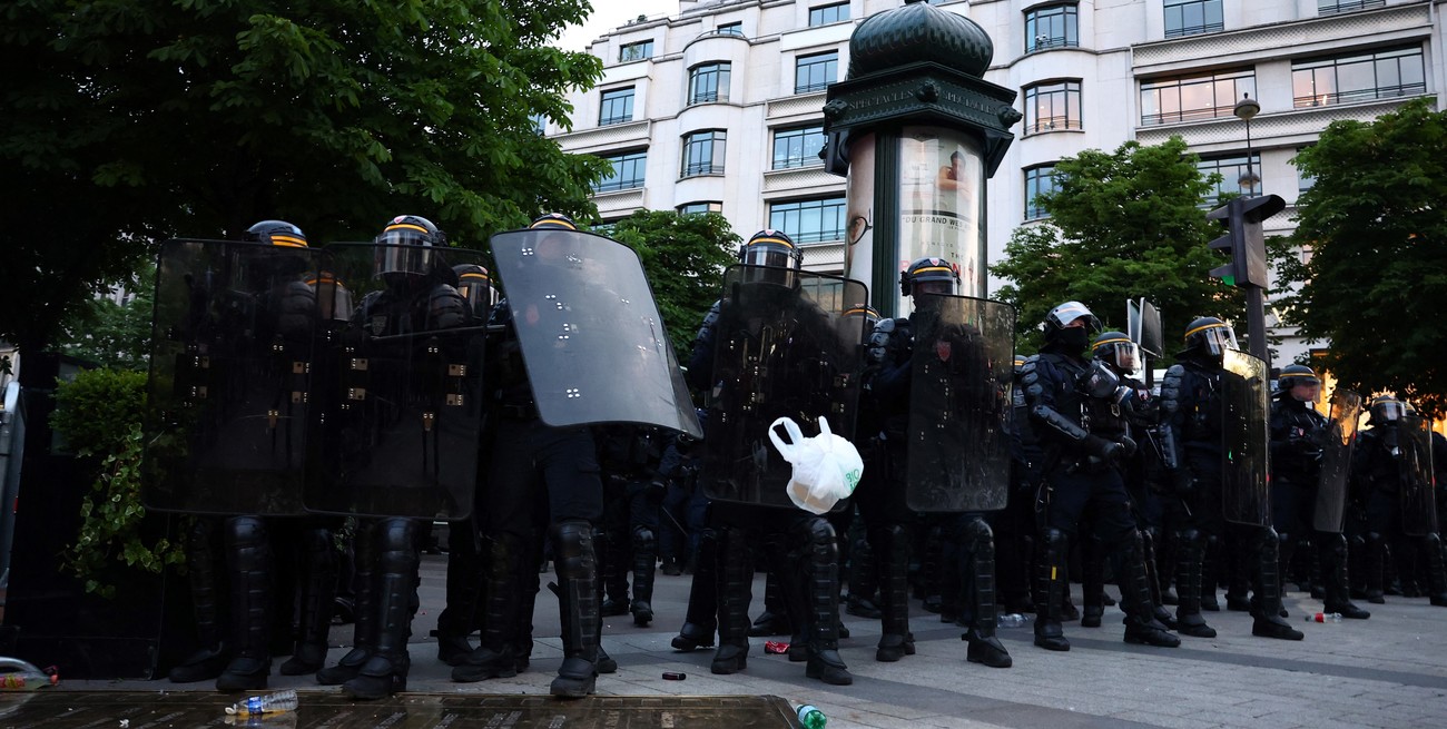 Antes que termine el partido: los hinchas de PSG se pelearon con la policía en París