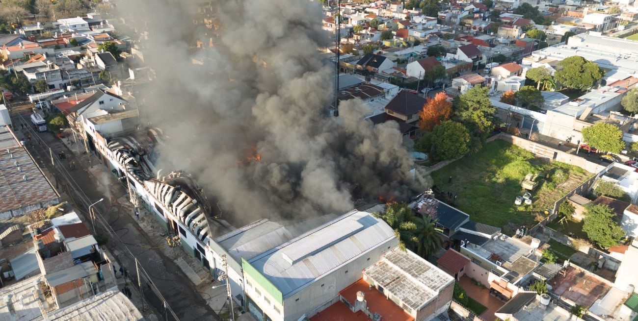 Incendio en una pañalera de Lomas del Mirador: se derrumbó el techo y evacuaron toda la planta