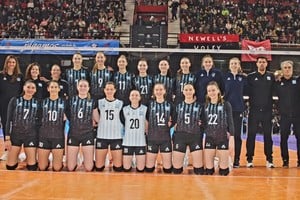 ¡Las Panteras en Santa Fe!. El Seleccionado Argentino Femenino de Vóley posando en el estadio cubierto de Newell's, antes de cruzar con República Checa. En el cubierto de Unión, este domingo desde las 21, juegan contra la poderosa Alemania. Foto: Gentileza Eugenia Candal/Jefa de Prensa FEVA.