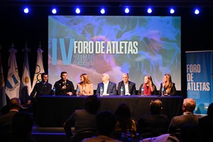 Fuerte presencia en el Foro. De izquierda a derecha: el vicepresidente ejecutivo de Lotería de Santa Fe Daniel Di Lena; el presidente saliente de la Comisión Walter Pérez; la ministra de Cultura Susana Rueda; el presidente del COA Mario Moccia; el secretario de Deportes de la Nación Diógenes de Urquiza; la ministra de Igualdad y Desarrollo Humano Victoria Tejeda y la secretaria de Deporte y Turismo de la Municipalidad de Rosario Alejandra Mattheus. Foto: Marcelo Manera