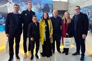 La capital del deporte en Argentina. Germán Chiaraviglio junto a su amiga Paula Paretto y la fuerte presencia de Santa Fe en el Museo del Deporte de Rosario para este IV Foro de Atletas. La provincia se prepara para los Juegos Deportivos Suramericanos del año que viene. Foto: Marcelo Manera