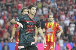 La batalla con Boca Unidos. Alario abrió el camino de Colón al ascenso en una tarde lluviosa. Foto: M. Fabatía