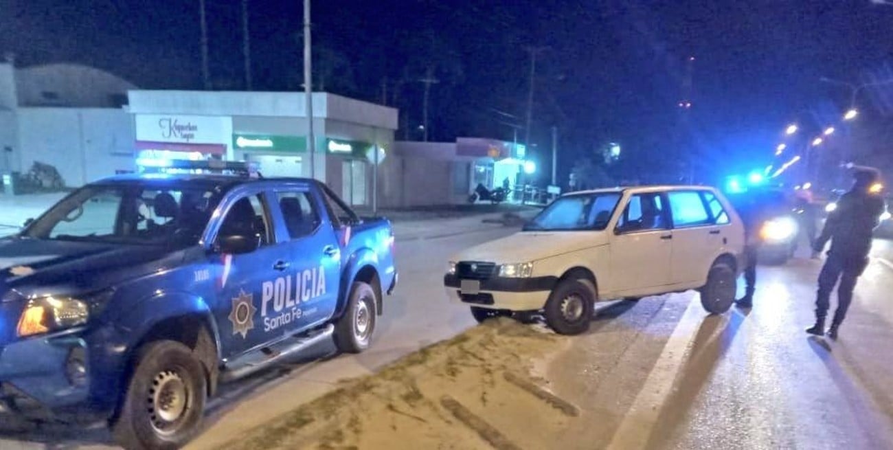 Insólito: dejó el auto colgado en la Ruta 1, no tenía papeles y le dio positiva la alcoholemia 