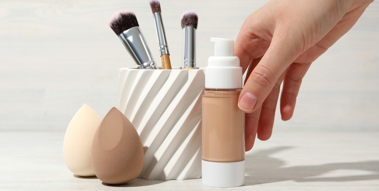 Paso a paso para elegir tu tono de base al comprar maquillaje online