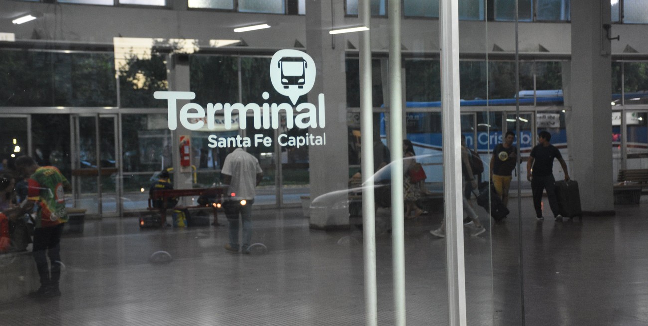 Violento incidente en la Terminal de ómnibus terminó con un policía agredido en el rostro