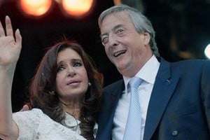 Cristina Fernández y Néstor Kirchner. "Hasta los propios peronistas saben que durante las gestiones de ella y su marido se robó, organizándose para ello un sistema de saqueo de recursos que dio lugar a que lo calificaran de cleptocracia". Archivo El Litoral