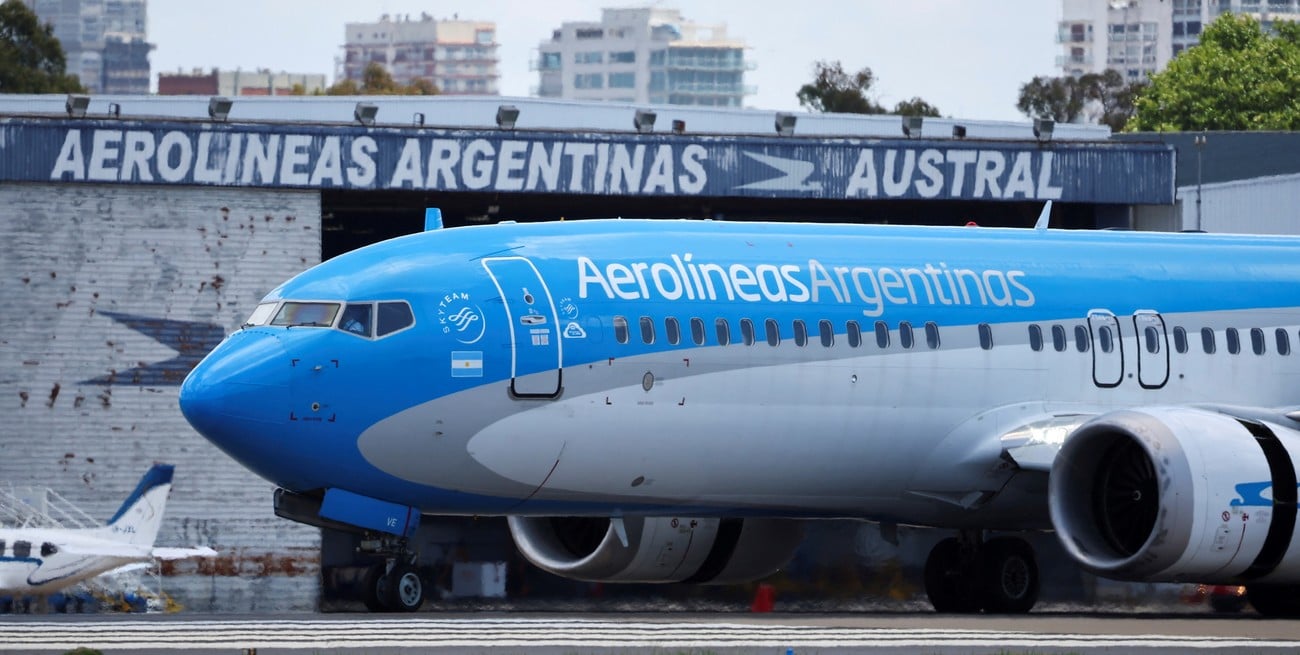 Aerolíneas Argentinas deja en tierra ocho Boeing 737 tras incidente en motor durante despegue