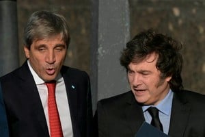 Luis Caputo y Javier Milei. Los rostros de la política económica del actual gobierno nacional.  Archivo El litoral