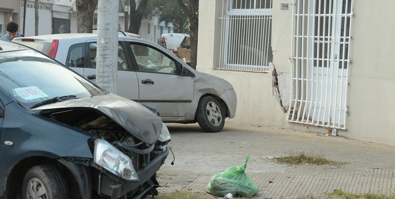 Violento choque en barrio Candioti: dos autos terminaron arriba de la vereda