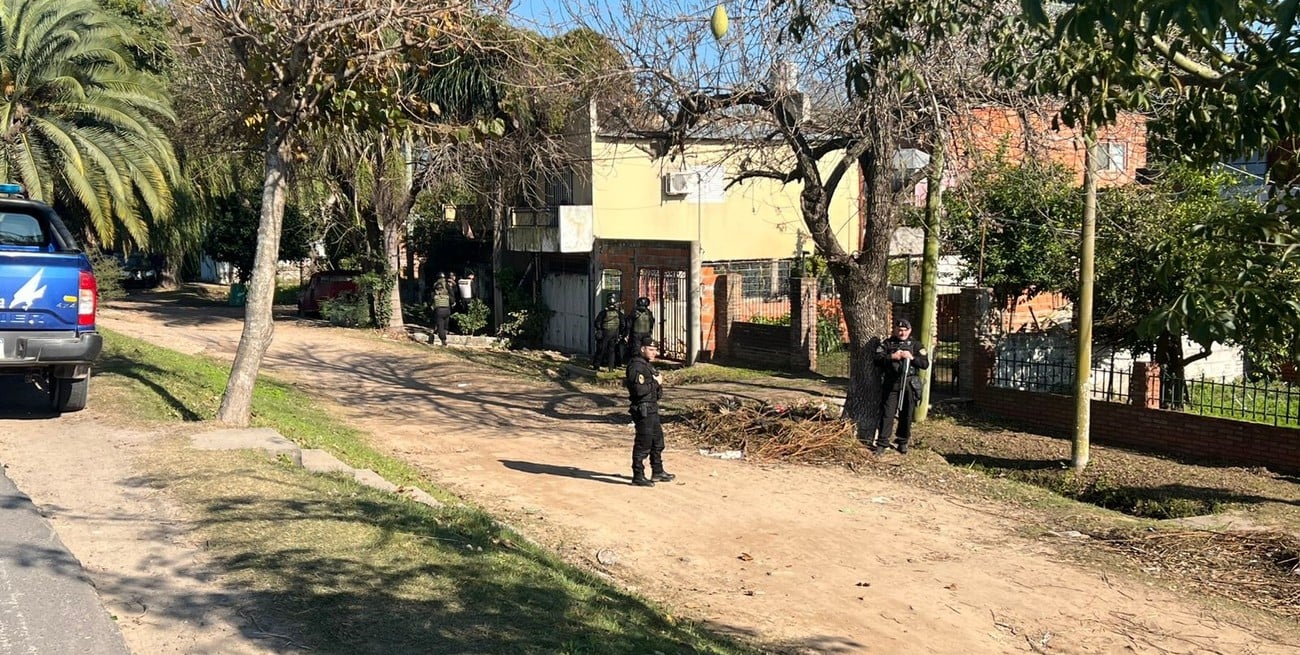 Alto Verde: un hombre se atrincheró armado dentro de su vivienda, fue reducido y trasladado a un hospital