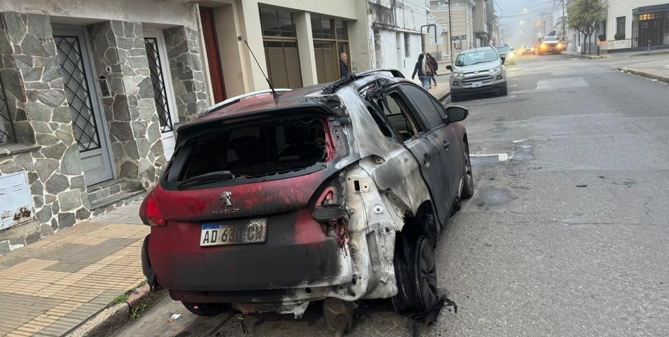 Incendio de un automóvil en pleno centro santafesino