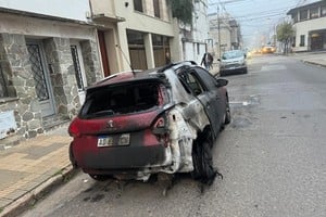El vehículo afectado (un Peugeot 2008) sufrió daños significativos.