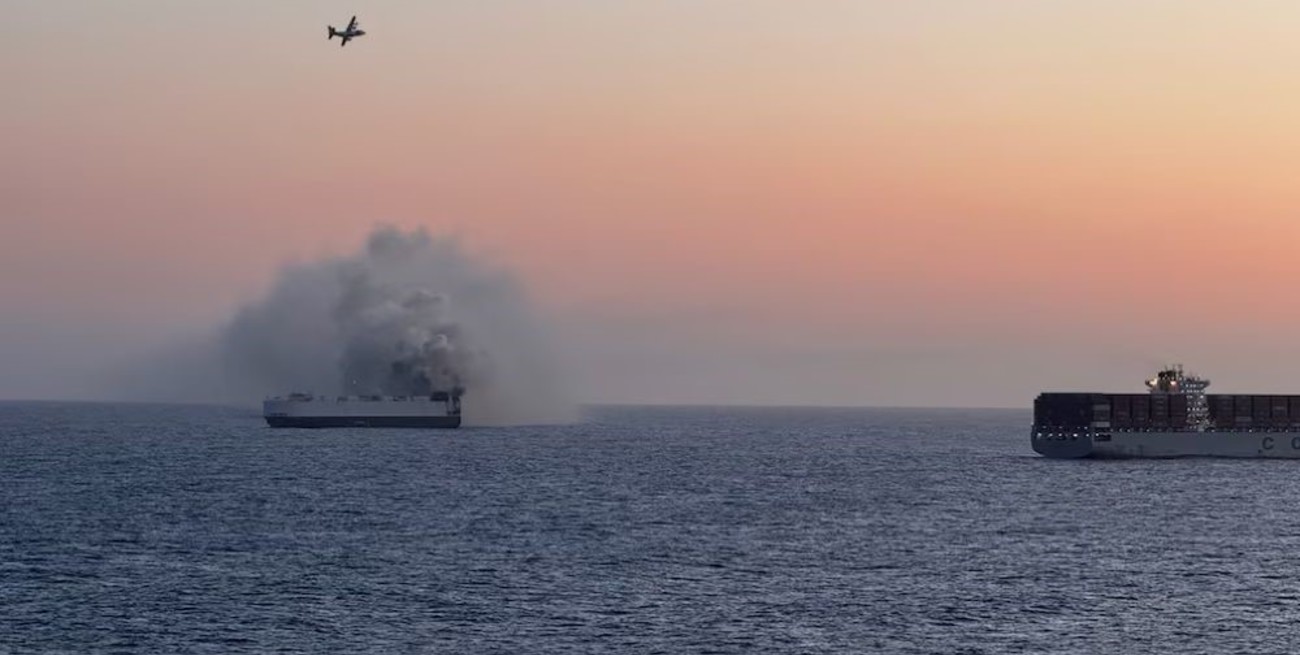 Se incendió un buque con más de 3.000 autos eléctricos en las costas de Alaska