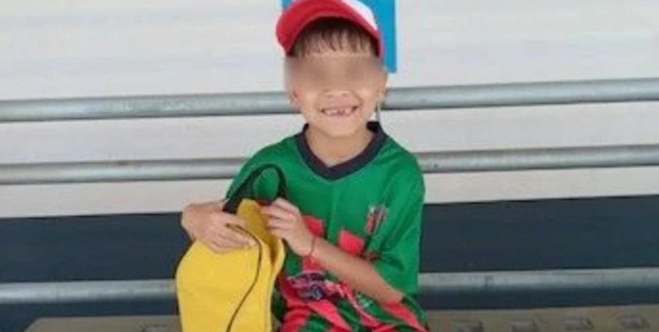Tenía siete años, esperaba el colectivo con su papá y fue herido en la cabeza por una bala perdida: murió este viernes
