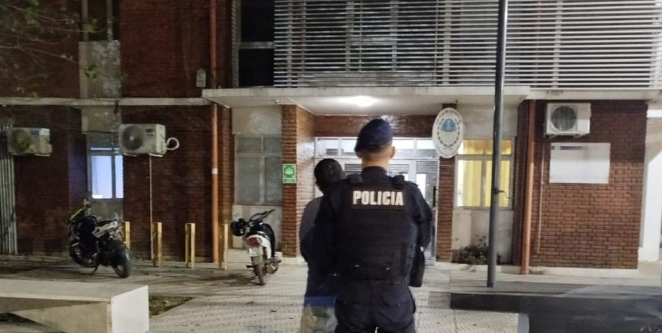 Trató de pegarle a un joven con una botella de vino para robarle el celular