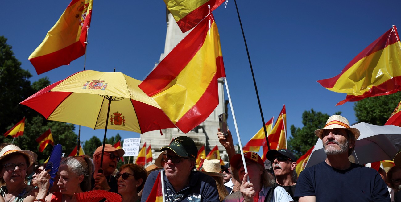 Miles de españoles se manifestaron en la calle contra el presidente Pedro Sánchez