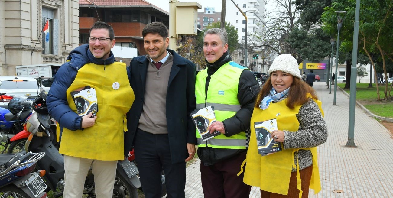 Factor Vial promueve conciencia al volante en plazas de Santa Fe