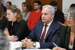 Senn (UCR) y Farías (PS), presidentes de Presupuesto y de Asuntos Constitucionales, comisiones claves para el tratamiento de los proyectos para este jueves. Foto: Cámara de Diputados