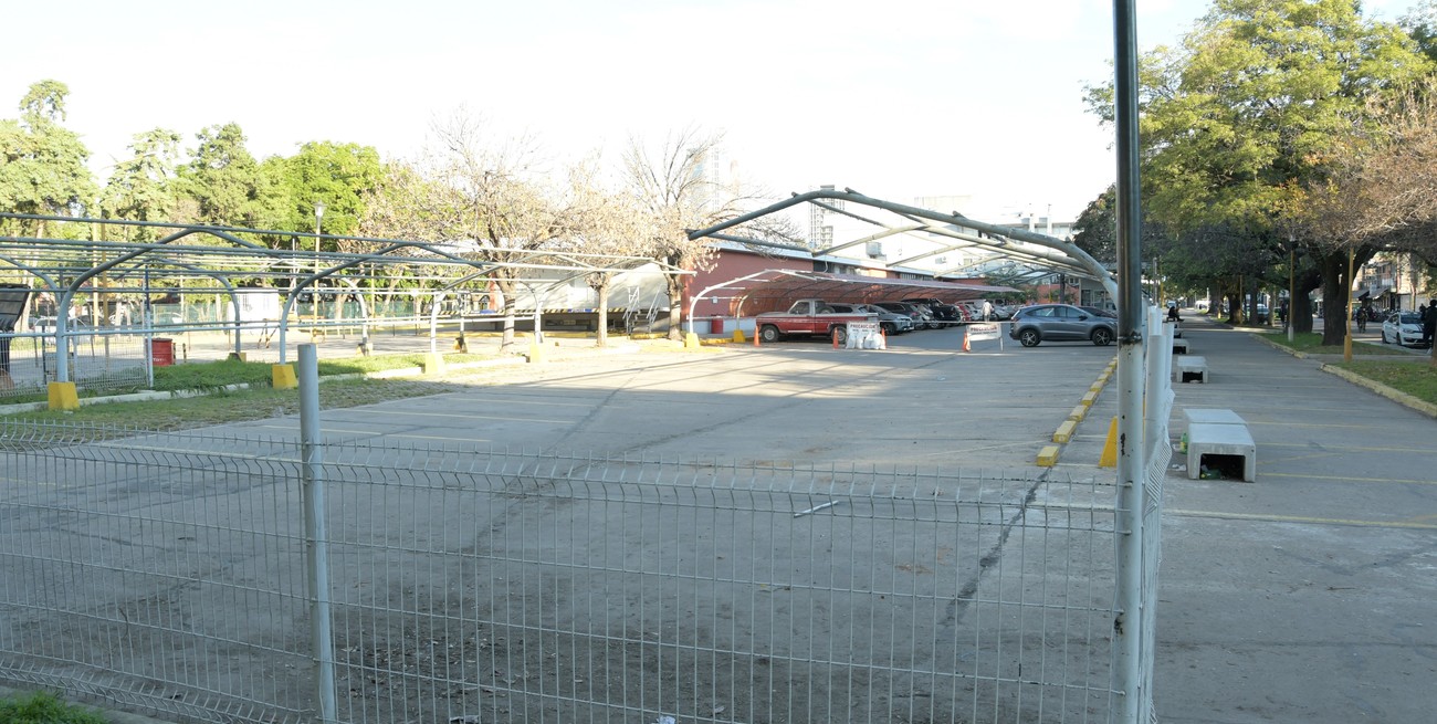 Cuestionan el uso del estacionamiento de la Terminal de Ómnibus como depósito de autos retenidos