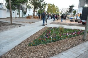 Ahora, los paseantes podrán cruzar desde San Martín a 25 de Mayo por el paseo y sus nuevas veredas. Crédito: Manuel Fabatía