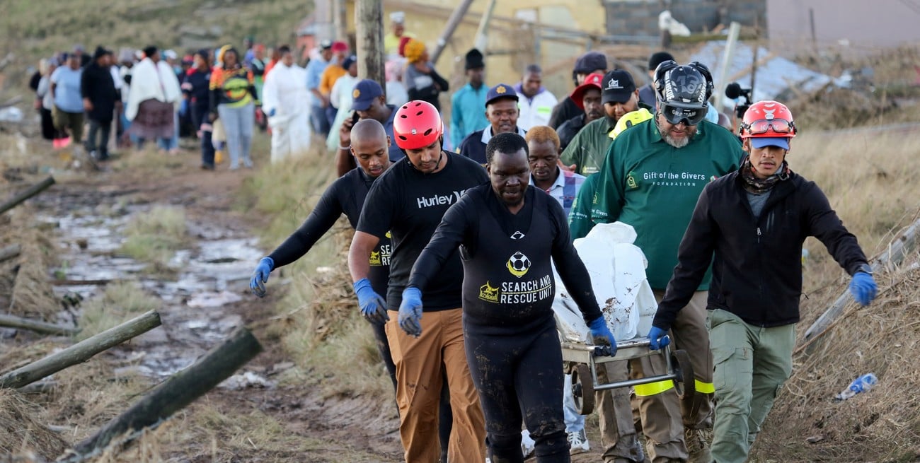 Graves inundaciones en Sudáfrica dejan 57 víctimas mortales