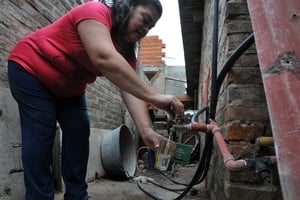 Bombeador y canilla. Así viven muchos vecinos de ese barrio. Crédito: Archivo Flavio Raina