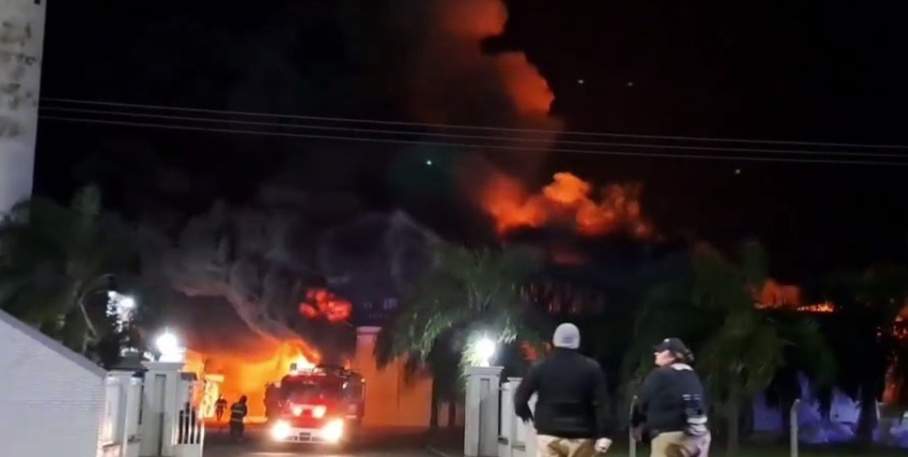 Video: se incendió una fábrica de colchones en Rafaela