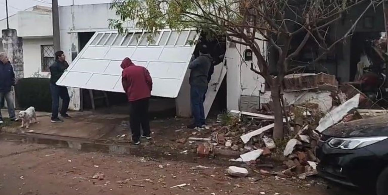Explosión destruyó una vivienda en Rufino: “Una desgracia con suerte”