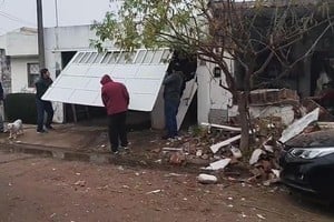 Daños totales en la vivienda de calle Pasaje Ombú al 300. Foto: Gentileza FM Rufino.
