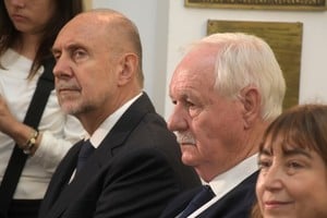 El ex gobernador Omar Perotti y Rubén Weder, en el acto de jura del ex fiscal de Estado como miembro de la Corte de Santa Fe. Oportunamente presentaron una demanda contra la Nación por la deuda de Anses y ahora el actual diputado provincial irá a Buenos Aires a respaldar la posición de Santa Fe. Foto: Guillermo Di Salvatore