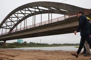 Pullaro recorrió la zona de obras donde comenzará la colocación de pilotes en el lecho del Salado.