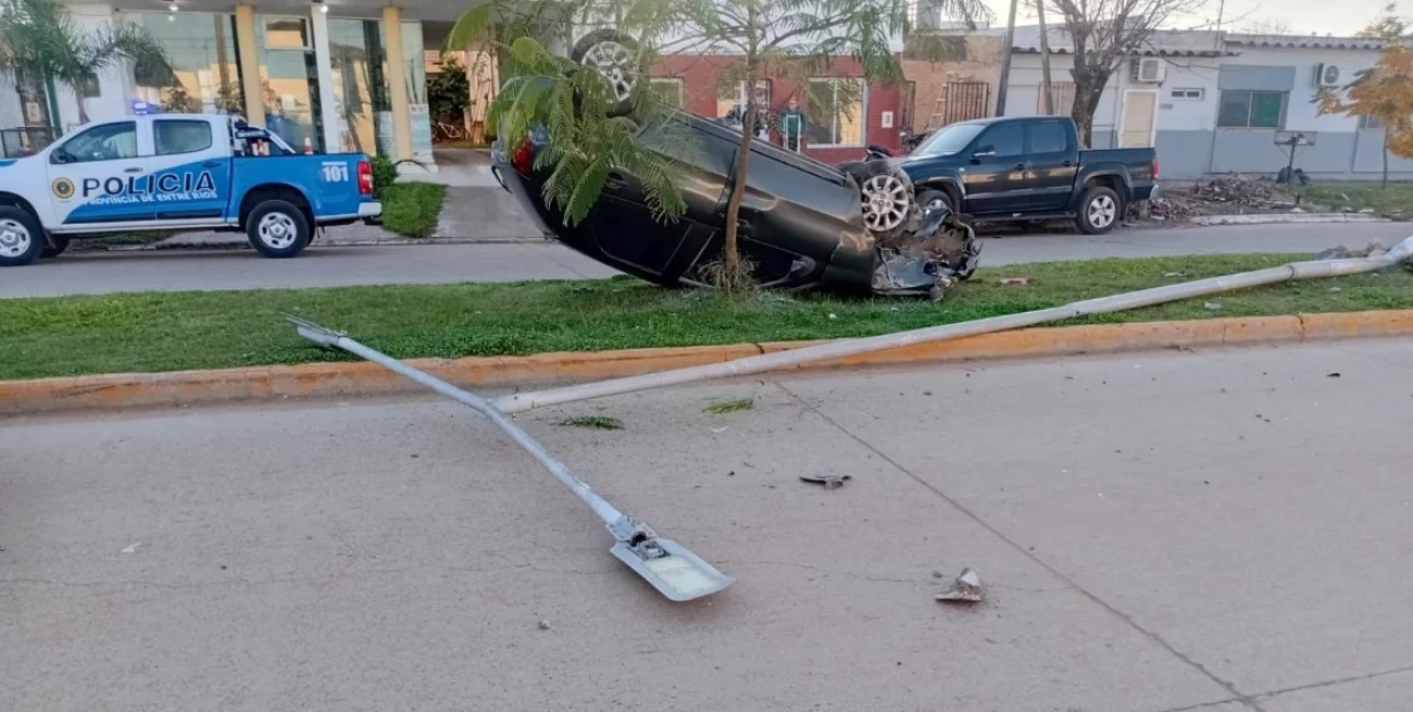 Susto en Chajarí: manejaba alcoholizado y volcó en una avenida