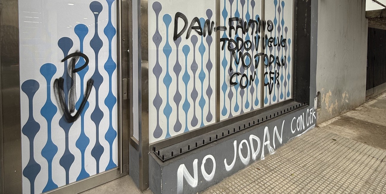Otro medio fue pintado con consignas a favor de Cristina Kirchner