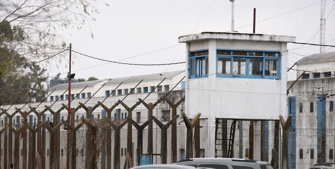 Apuñalaron a un preso en la cárcel de Las Flores: fue operado y está estable
