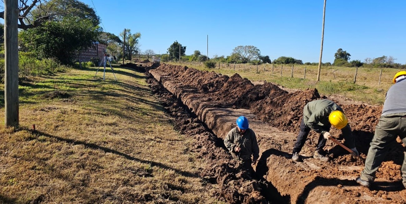 Comenzaron las excavaciones para mejorar el sistema de desagües cloacales en Alejandra