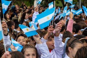 “Prometer la bandera es mucho más que un acto escolar. Es decir con el corazón que quieren estudiar, respetar, ayudar y ser buenas personas. Y eso, sin duda, tiene el poder de cambiar el mundo”, agregó.