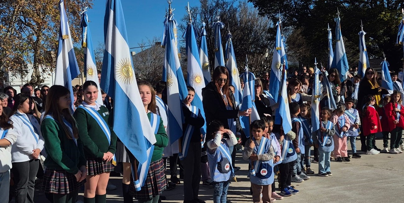 400 alumnos de Casilda juraron su lealtad a la Bandera en una jornada celeste y blanca