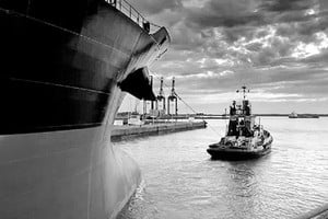 "A las 10.49 hicimos amarre y a las 12.54 el buque panameño levó anclas y comenzamos la maniobra de ingreso. (...) Capitán -dijo el contramaestre- tenemos un problema a bordo".