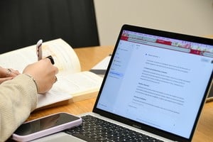 La irrupción de estas herramientas en el ámbito académico genera debate. Crédito: Manuel Fabatía