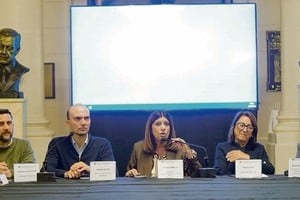 Jornada de reflexión sobre las instituciones económicas de Argentina en clave federal. De izquierda a derecha: Mariano Cuvertino, Guido Zack, Clara García (titular de la Cámara Baja de la provincia de Santa Fe), Mónica Fein e Ignacio Trucco.