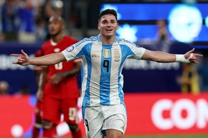 Julián Álvarez reconoció en una reciente entrevista que se probó en Colón, cuando era chico, pero que no quedó. Foto: REUTERS / Agustin Marcarian.