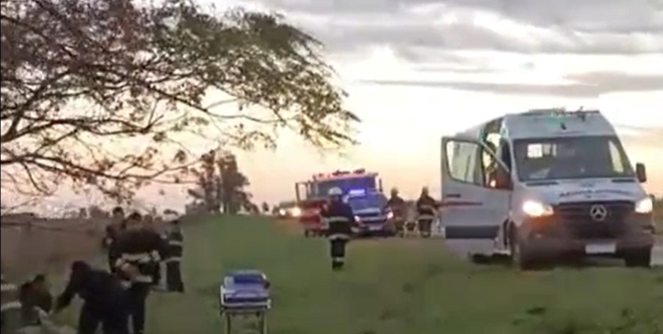 San Carlos Norte: cuatro jóvenes santafesinos heridos tras despistar y chocar contra un árbol