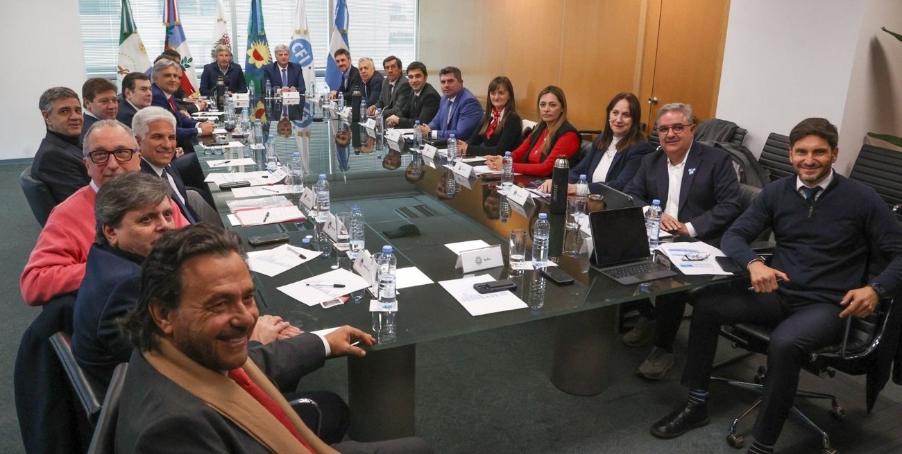 Los gobernadores firmaron un proyecto para distribuir fondos de impuesto a los combustibles