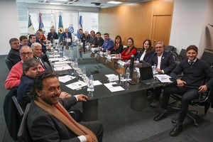 Varios de los mandatarios, entre ellos Pullaro, en el CFI.