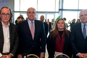 El presidente del IERAL, Osvaldo Giordano, el Jefe de Gabinete de Ministros de la Nación, Guillermo Francos, la presidente de la Fundación Mediterránea, María Pía Astori, y el diputado nacional, José Luis Espert. Vía X/Guillermo Francos