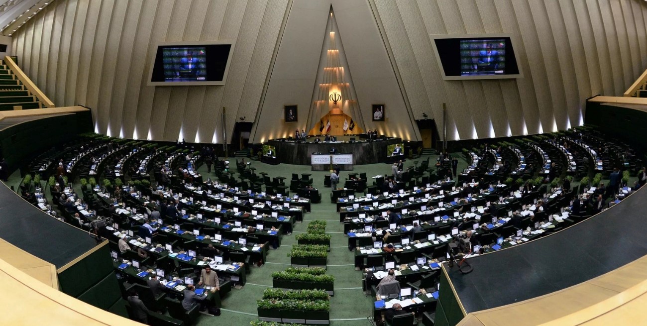 El parlamento de Irán aprobó cerrar el Estrecho de Ormuz y la decisión es del Consejo Supremo